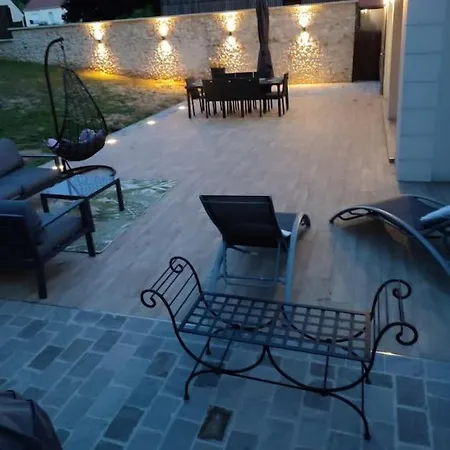 Maison De Charme Recente Avec Piscine Hors Sol *